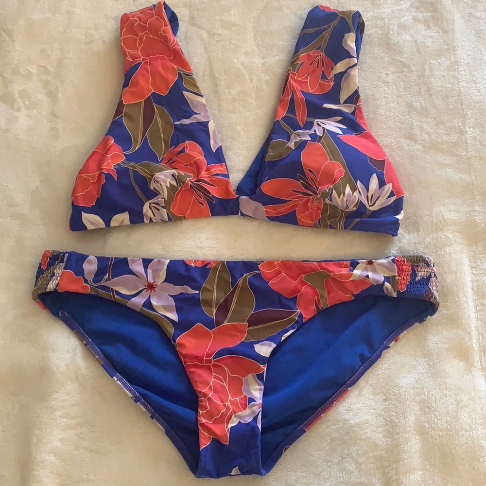 Super cute Billabong bikini set!